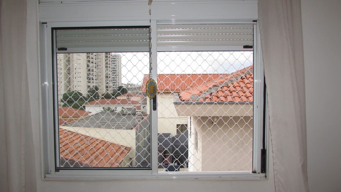 Uma janela de apartamento com uma rede de proteção eficiente.